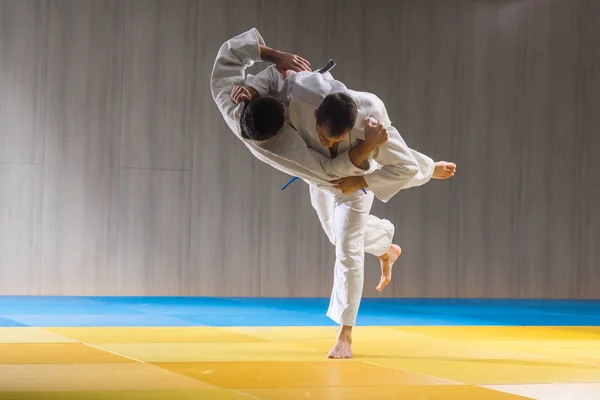 Judo szkolenia w hali sportowej — Zdjęcie stockowe