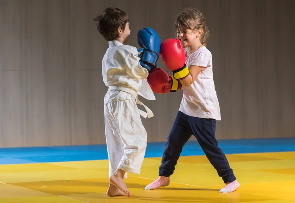 Barn med boxhandskar utbildning — Stockfoto