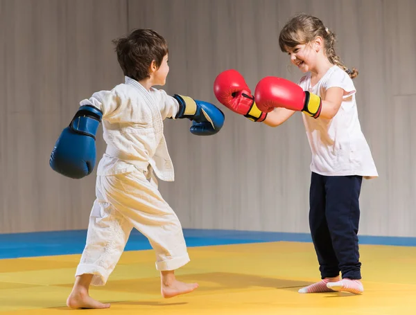 Barn med boxhandskar utbildning — Stockfoto