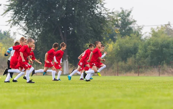 Jungen kicken Ball — Stockfoto