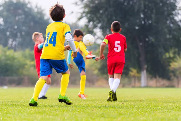 Meninos chutando bola — Fotografia de Stock