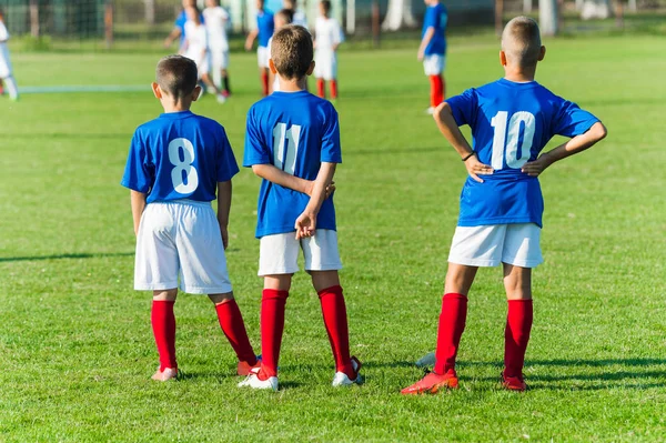 Niños fútbol esperando —  Fotos de Stock