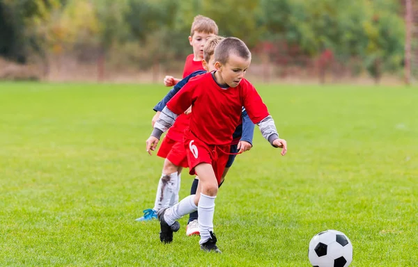 Meninos chutando bola — Fotografia de Stock