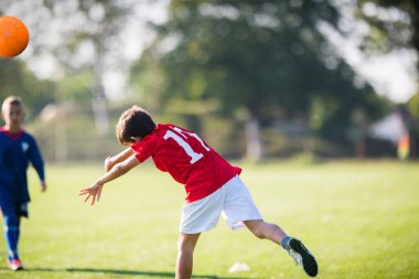 Çocuk futbolcu maç topu dışarı atar