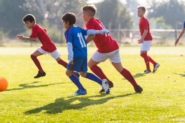 Meninos chutando bola — Fotografia de Stock