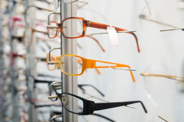 Rij van lenzenvloeistof op een opticiens — Stockfoto