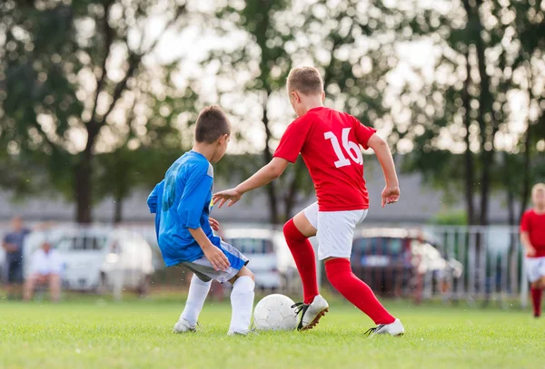 Jongens schoppen bal — Stockfoto