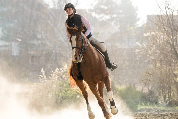 Menina jovem montando um cavalo — Fotografia de Stock