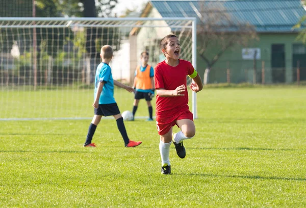 Giocatore di calcio che festeggia dopo gol — Foto Stock