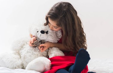 peluş oyuncak ayı ile küçük kız 