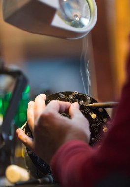 Emanet be havya ile tamir gözlüklü adam