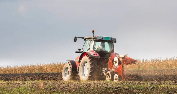 耕す作業をトラクター — ストック写真