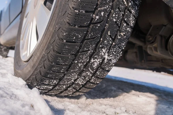 Автомобильные шины зимой — стоковое фото