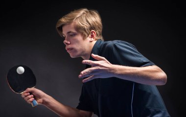 Genç adam tenis oyuncusu 