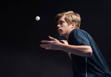 Genç adam tenis oyuncusu 