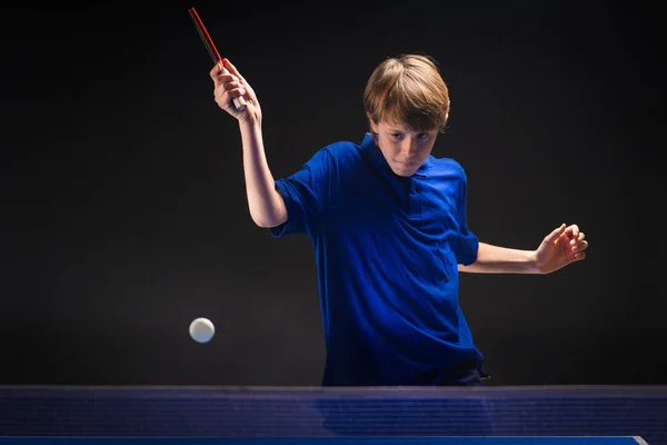 Niño jugando al tenis de mesa —  Fotos de Stock