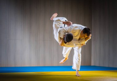 Judo eğitim spor salonunda
