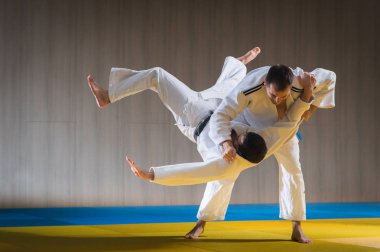Judo eğitim spor salonunda