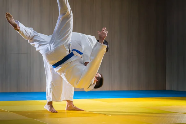 Judo trénink ve sportovní hale — Stock fotografie