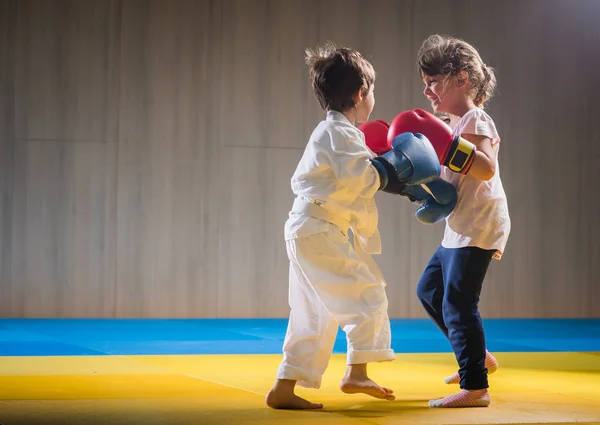 Bambini con guanti da boxe allenamento — Foto Stock
