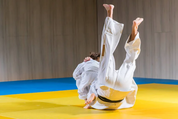 Uomo e giovane ragazzo si allenano judo — Foto Stock