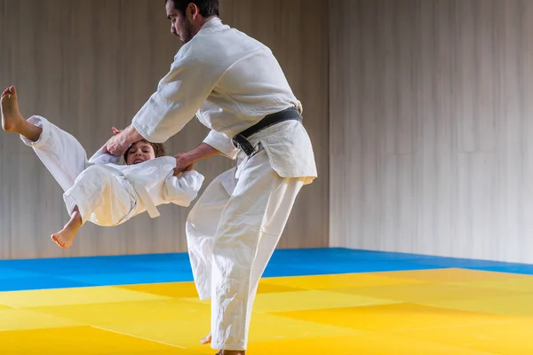 Uomo e giovane ragazzo si allenano judo — Foto Stock