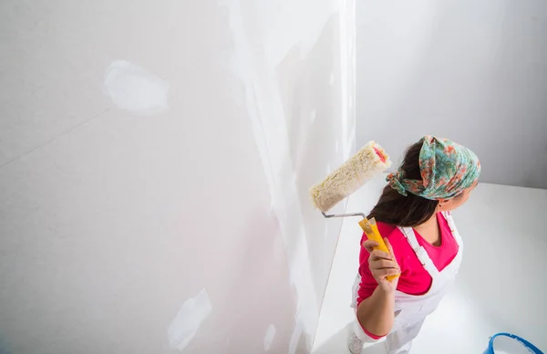 Glückliche Frau beim Bemalen einer Wand — Stockfoto