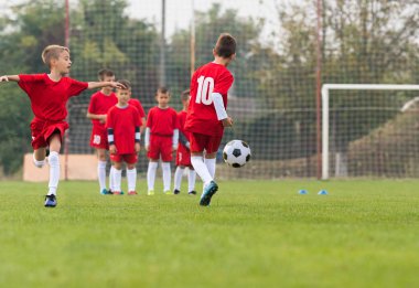  topu tekmeleme çocuklar 