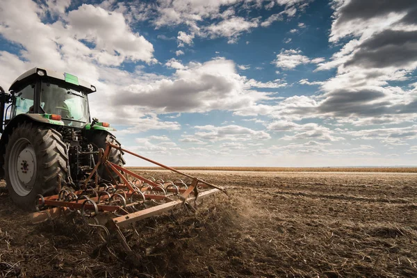 Traktor, příprava půdy — Stock fotografie