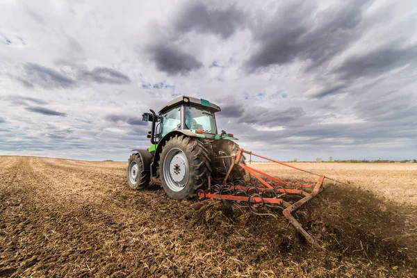 Traktor bereitet Land vor — Stockfoto