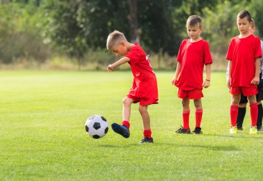 Çocuk eğitim de futbol topu tekmeleme