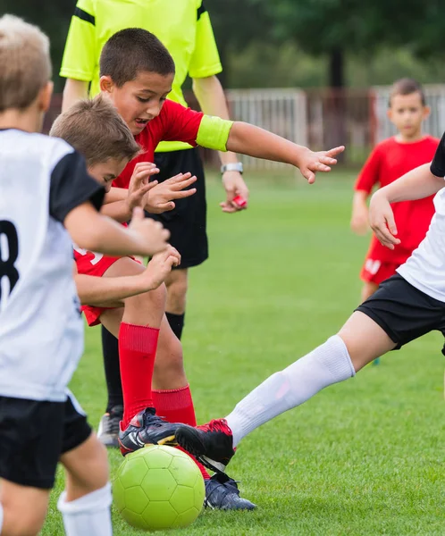 Ragazzi che scalciano palla — Foto Stock