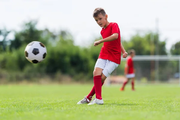 Garçon coups de pied ballon de football — Photo