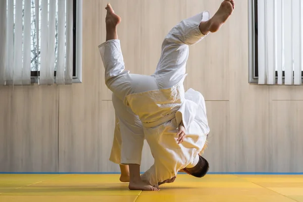 Kvinnan och mannen judo fighters i sporthall — Stockfoto