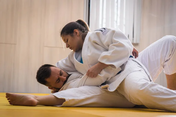 Combattenti judo uomo e donna in palestra — Foto Stock