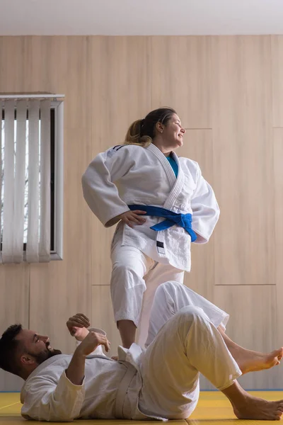 Luchadores de judo mujer y hombre en el pabellón deportivo — Foto de Stock