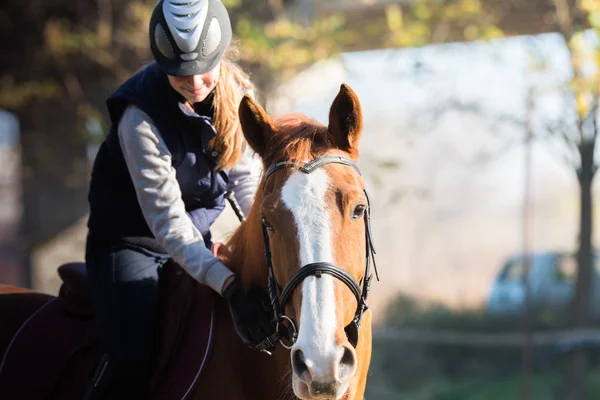 Jeune fille chevauchant un cheval — Photo