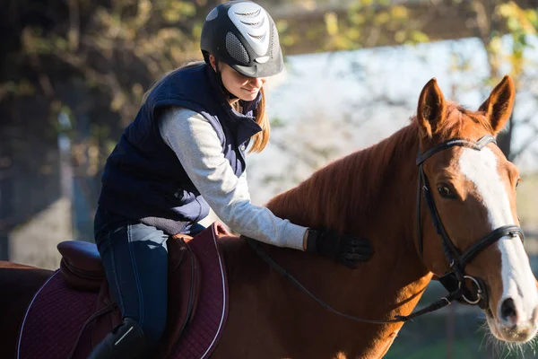 Chica joven montando un caballo —  Fotos de Stock