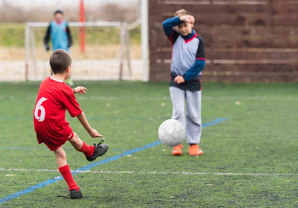 少年キック サッカー ボール — ストック写真