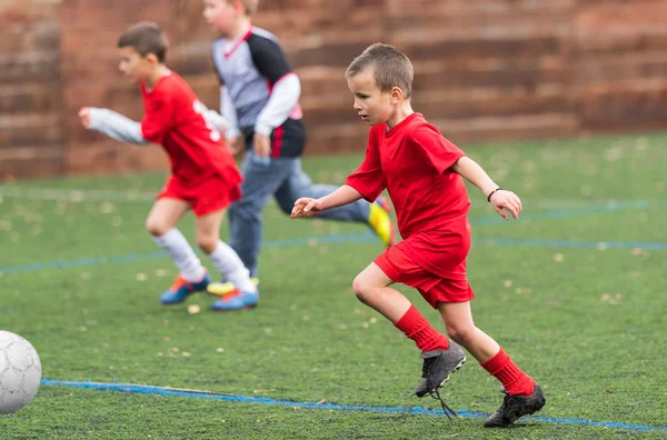 Junge kickt Fußball — Stockfoto