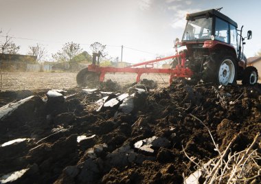 Ekim için arazi hazırlama traktör