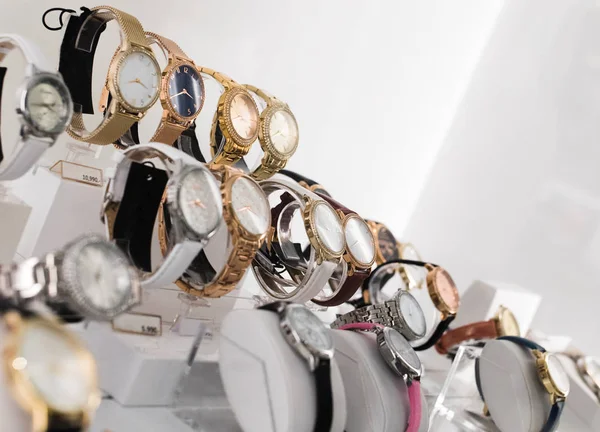 Relógios em uma loja de luxo — Fotografia de Stock