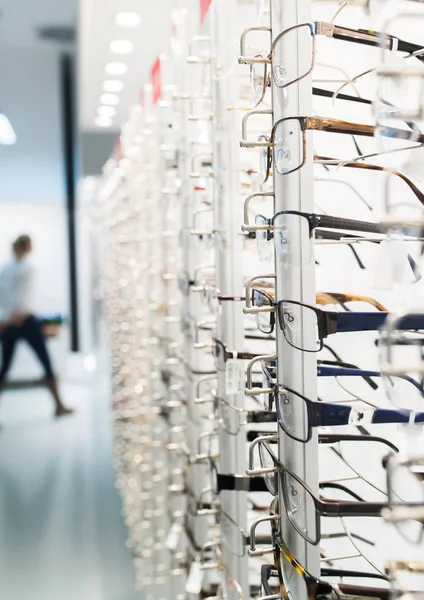 Fila de óculos em uma loja de óptica — Fotografia de Stock