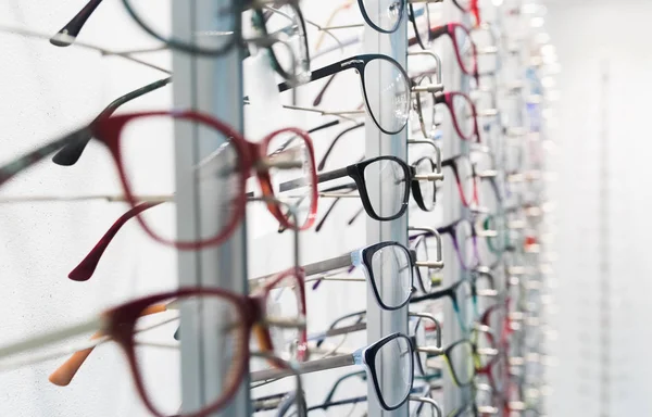 Σειρά γυαλιών σε ένα κατάστημα οπτικών — Φωτογραφία Αρχείου