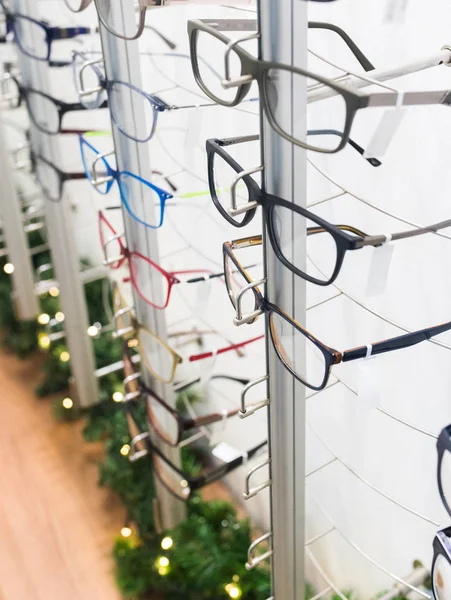 Rij van lenzenvloeistof in een winkel opticiens — Stockfoto