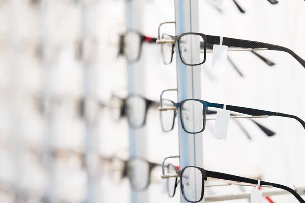 Fila de gafas en una tienda de ópticos — Foto de Stock