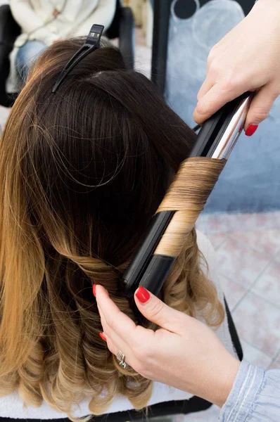 Επαγγελματία κομμωτή Κέρλινγκ ombre μαλλιά με σίδερο — Φωτογραφία Αρχείου
