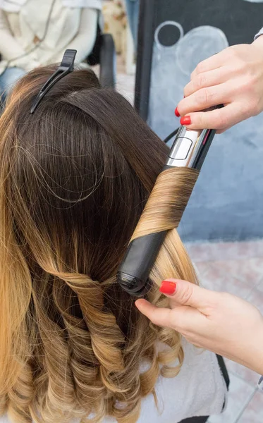 Επαγγελματία κομμωτή Κέρλινγκ ombre μαλλιά με σίδερο στην ομορφιά — Φωτογραφία Αρχείου