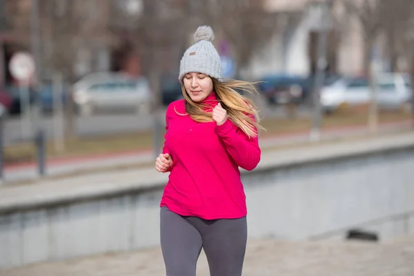 Mädchen trägt Sportbekleidung und läuft an windigen Tagen — Stockfoto