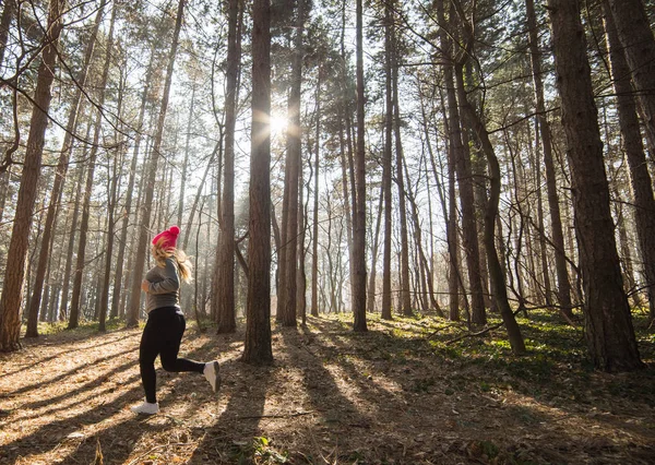 女孩穿着运动服和运行于山地森林中 — 图库照片